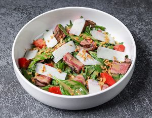 Стейк салат из телятины с руколой и томатами